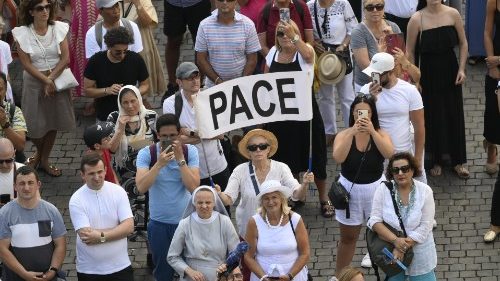 Papst Franziskus: Auch in Urlaubszeit für Frieden beten
