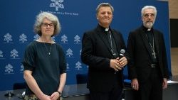 Salle de presse du Saint-Siège, le 7 juillet 2023. Sr Nathalie Becquart, le cardinal Mario Grech et Mgr Luis Marín de San Martín présentent la liste des participants au Synode sur la synodalité. 