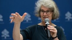 Die Untersekretärin des vatikanischen Synodensekretariats, die Ordensfrau Nathalie Becquart, am Freitag bei der Vorstellung der Synoden-Teilnehmer im vatikanischen Pressesaal