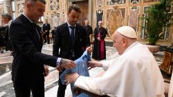 Rukovoditelji i nogometaši španjolskoga kluba Real Club Celta iz Viga daruju papi Franjo majicu njihova kluba
