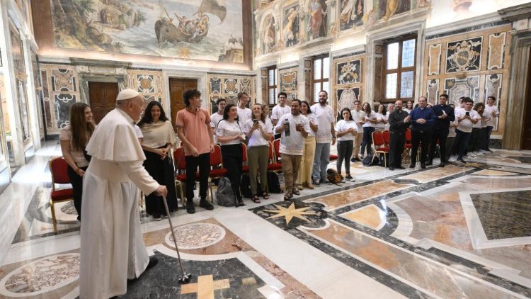 2023.07.16 Vijana wa Jimbo Kuu Katoliki la  Córdoba wakiwa wanaanza hija jijini Roma kuelekea Siku ya vijana Diniani huko Lisbon,wamekutana na Papa Francisko.