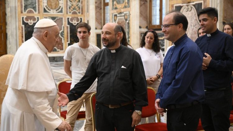 Mladi u pratnji oca Rom&aacute;na, oca Nicol&aacute;sa i oca Ignacia – koji predstavljaju nadbiskupiju C&oacute;rdoba