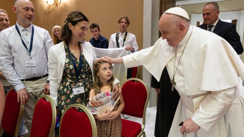 2Папа падчас аўдыенцыі з удзельнікамі польскага касцёльнага руху "Святло-Жыццё" 