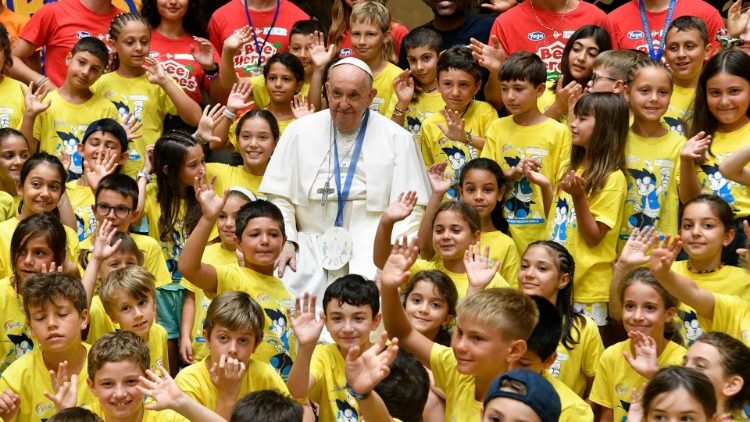 Papst Franziskus besucht die Jungen und Mädchen der vatikanischen Ferienfreizeit 2023