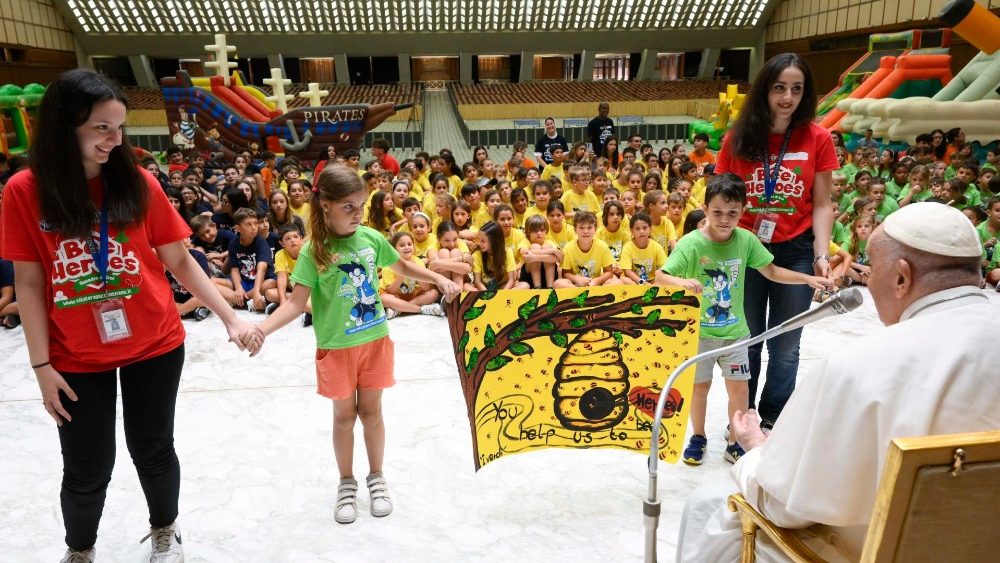 Папа Францішак з ўдзельнікамі ватыканскага дзіцячага лагера