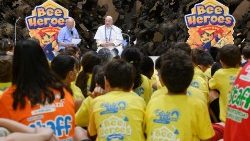 Papst Franziskus besucht die Kinder im Vatikan-Sommerlager