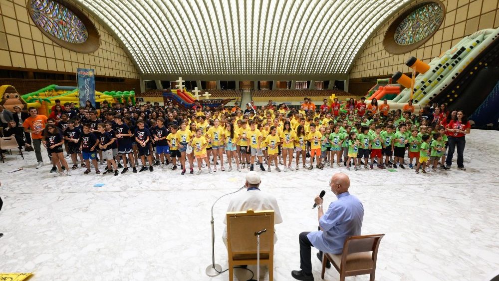 Ein Moment der Begegnung mit den Kindern