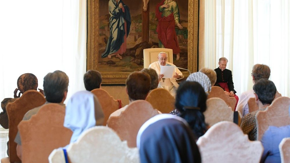 Папа падчас аўдыенцыі з місіянеркамі-кларэтынкамі Беззаганнай Панны Марыі 