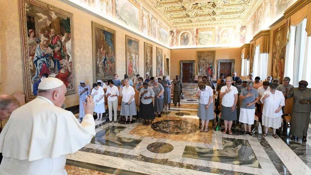 Папа падчас аўдыенцыі з місіянеркамі-кларэтынкамі Беззаганнай Панны Марыі 