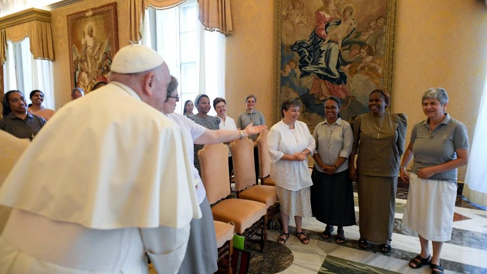 Папа падчас аўдыенцыі з місіянеркамі-кларэтынкамі Беззаганнай Панны Марыі 