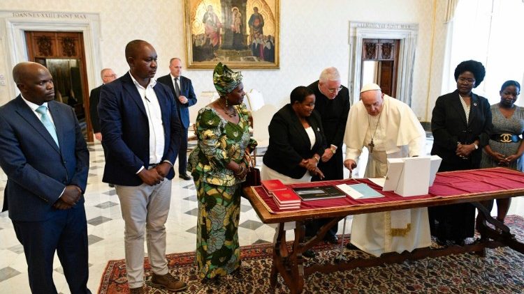 A troca de presentes com a primeira-ministra de Uganda