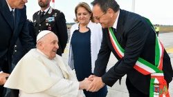 Papa Francesco stringe la mano al sindaco di Fiumicino