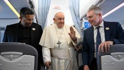 Le Pape saluant les journalistes à bord du vol Rome-Lisbonne, le 2 août 2023. 