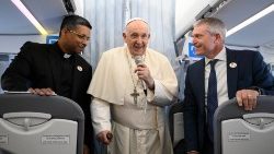 Påven talar till journalister på planet till Lissabon 
