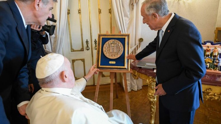 Wakati wa kubadilishana zawadi Papa na Rais wa Ureno