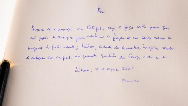 2023.08.02  Papa ametia saini kwenye kitabu cha heshima alipomtembelea Rais wa faragha. 