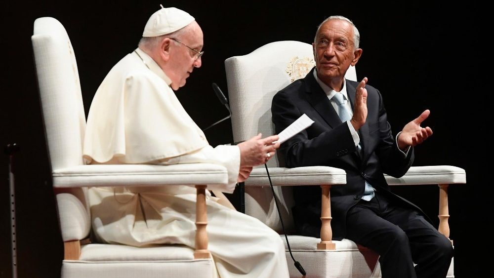 Падчас сустрэчы з дыпламатамі, а таксама палітычнымі, рэлігійнымі і грамадскімі лідарамі Партугаліі