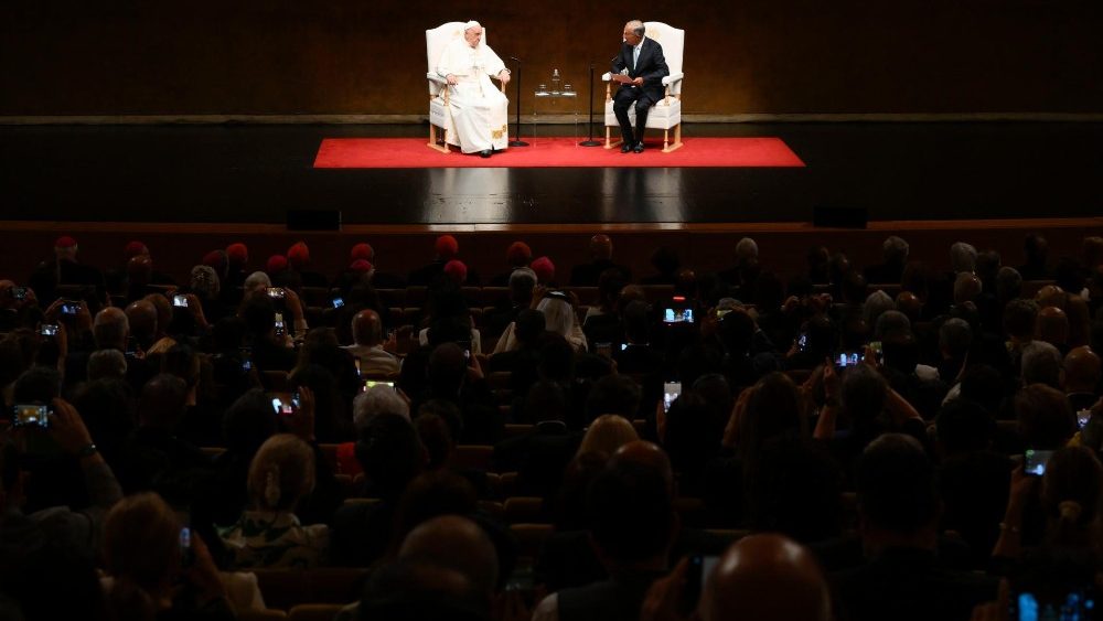 Падчас сустрэчы з дыпламатамі, а таксама палітычнымі, рэлігійнымі і грамадскімі лідарамі Партугаліі