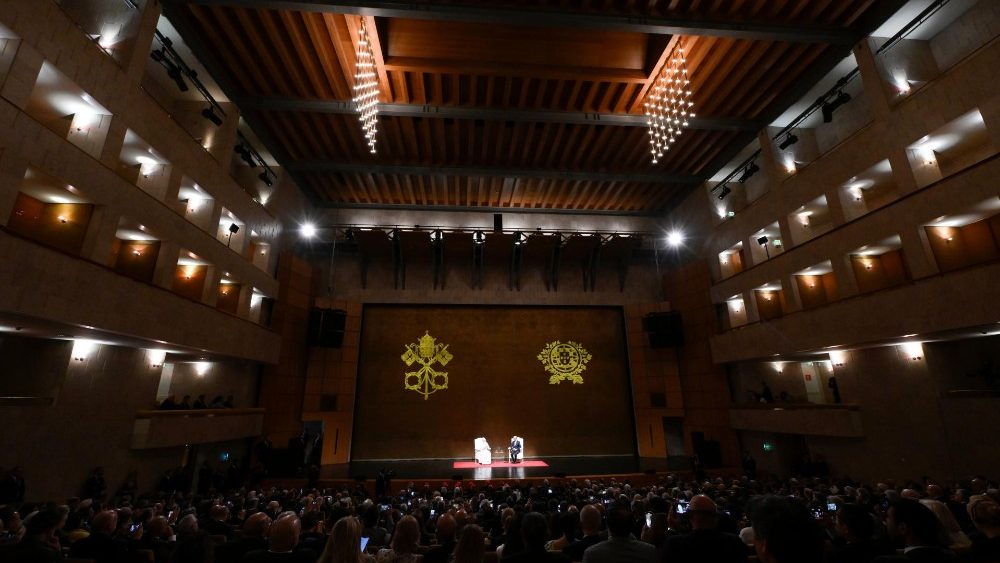Падчас сустрэчы з дыпламатамі, а таксама палітычнымі, рэлігійнымі і грамадскімі лідарамі Партугаліі