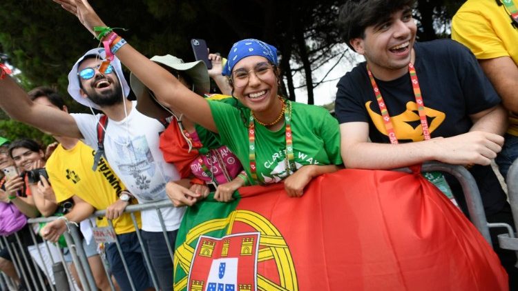 Các bạn trẻ chào đón ĐTC