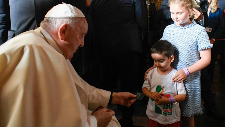 ĐTC chủ sự giờ Kinh Chiều với các Giám mục, Linh mục, tu sĩ, chủng sinh và nhân viên mục vụ Bồ Đào Nha