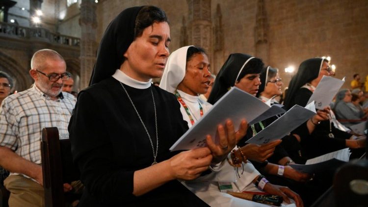 ĐTC chủ sự giờ Kinh Chiều với các Giám mục, Linh mục, tu sĩ, chủng sinh và nhân viên mục vụ Bồ Đào Nha