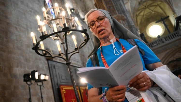 히에로니무스 수도원 성당에서의 저녁기도 장면