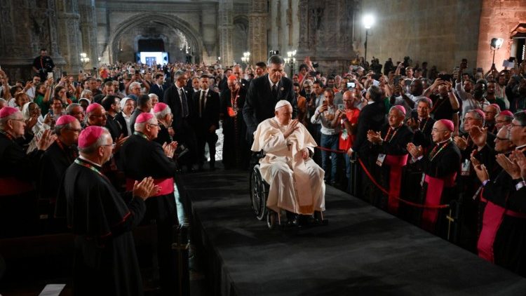 Il Papa durante i Vespri con il clero portoghese
