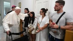 Le Pape bénit quatre jeunes du diocèse de Fréjus-Toulon endeuillé par la mort de Christine. Lisbonne (nonciature) le 3 août 2023. 