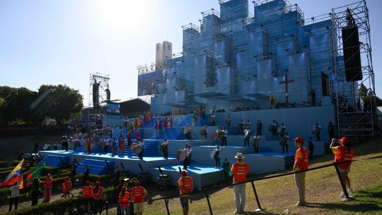 세계청년대회의 상징인 십자가를 가져온 젊은이들