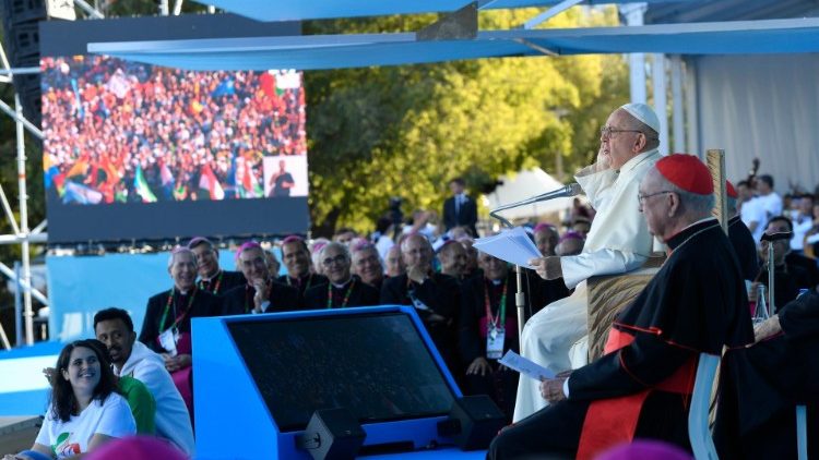 O momento em que Francisco pediu que os jovens repetissem, na própria língua: «Todos, todos, todos»