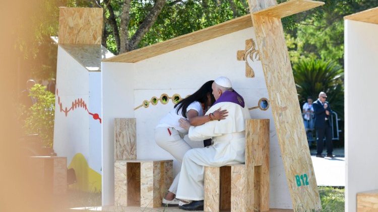 2023.08.04 Papa awakti wa WYD alitoa sakramenti ya kitubio kwa vijana