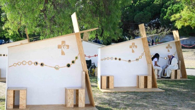 Các bạn trẻ xưng tội tại Đại hội Giới trẻ ở Lisbon năm 2023 