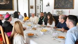 Papież Franciszek jedzący obiad z 10 młodych ludzi z całego świata, ŚDM w Lizbonie, 4 sierpnia 2023 r.