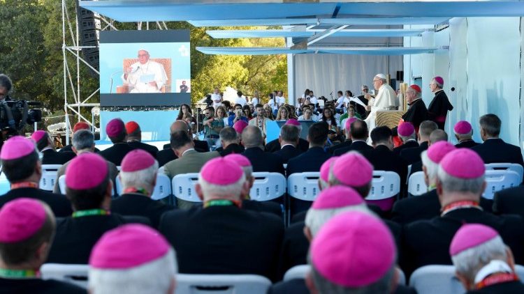 Maaskofu wakiwa sehemu ya kusikiliza tafakari ya Njia ya Msalaba