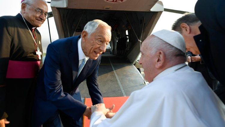 ĐTC cầu nguyện với một số bệnh nhân và tù nhân tại Fatima