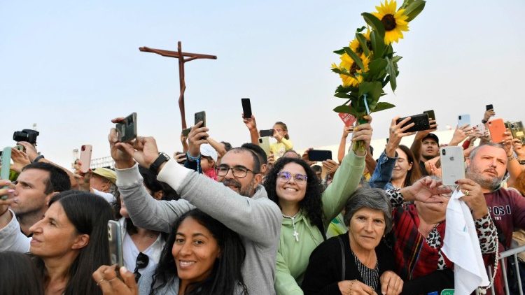 ĐTC cầu nguyện với một số bệnh nhân và tù nhân tại Fatima