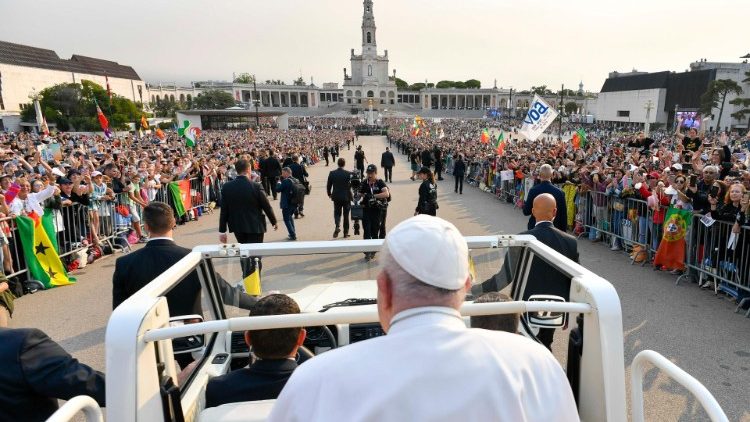 ĐTC cầu nguyện với một số bệnh nhân và tù nhân tại Fatima