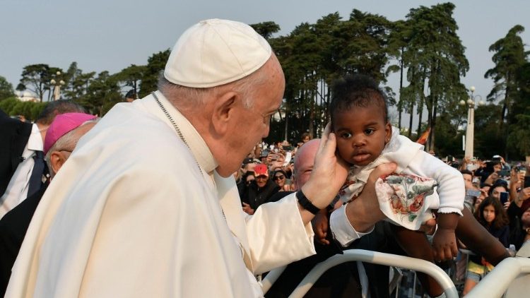 ĐTC cầu nguyện với một số bệnh nhân và tù nhân tại Fatima