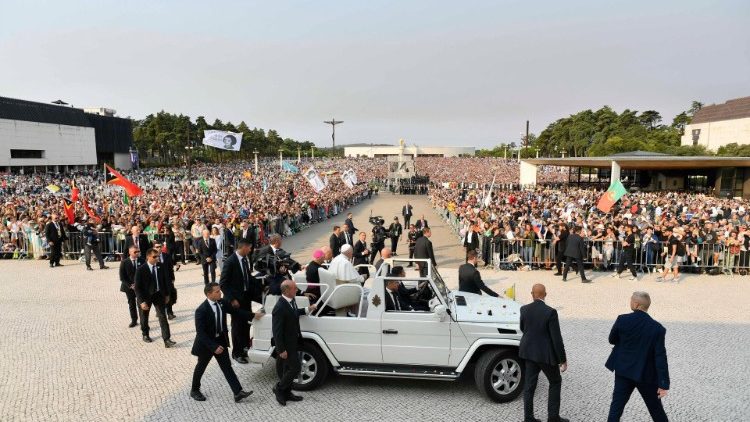 ĐTC cầu nguyện với một số bệnh nhân và tù nhân tại Fatima