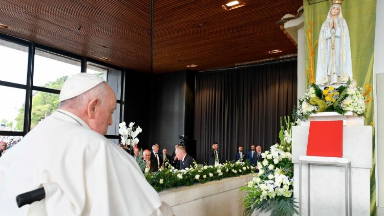 फातिमा में माता मरियम से प्रार्थना करते हुए संत पापा फ्राँसिस