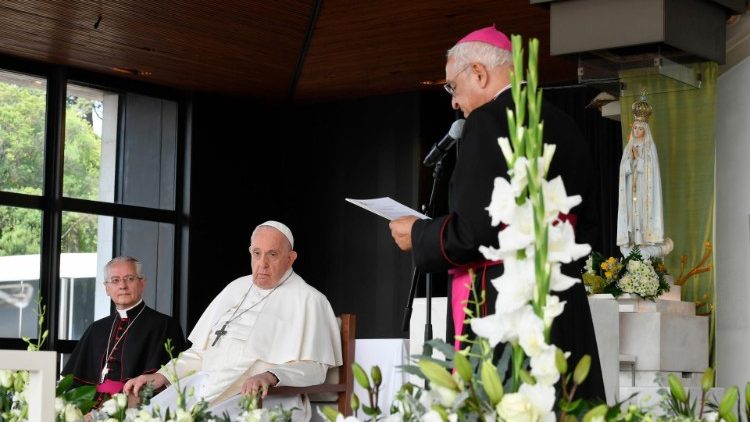 ĐTC cầu nguyện với một số bệnh nhân và tù nhân tại Fatima