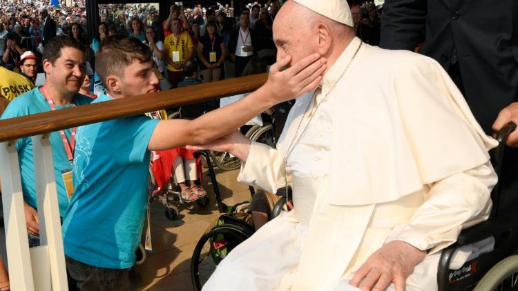 ĐTC cầu nguyện với một số bệnh nhân và tù nhân tại Fatima