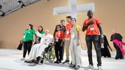 Papež František s mladými lidmi při vigilii Světových dní mládeže v Lisabonu