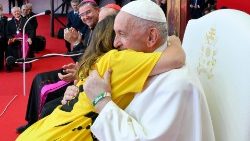 L'abbraccio del Papa ad una giovane durante la Gmg di Lisbona