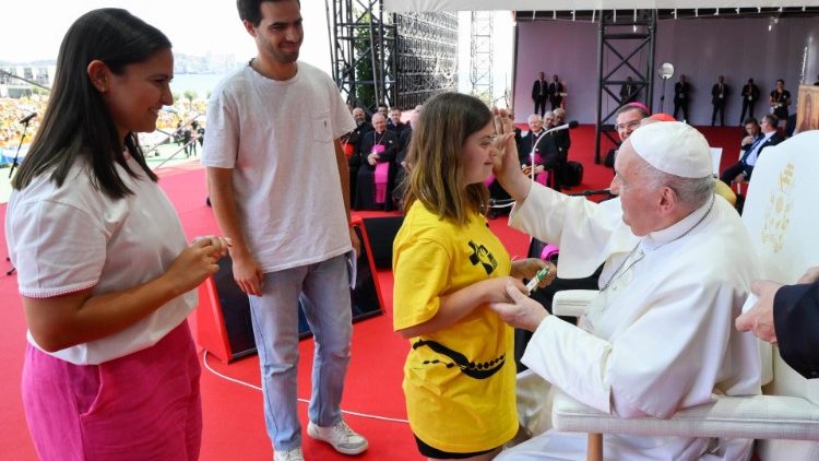 Ferenc pápa fiatalokat áld meg