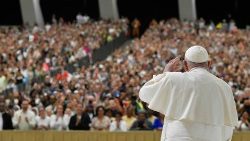האפיפיור פרנציסקוס מברך את הנוכחים בקבלת הקהל השבועית 