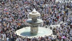 I fedeli in Piazza San Pietro durante la preghiera dell'Angelus