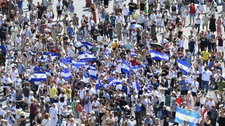 2023.08.13  Wakati wa sala ya Malaika wa Bwana, Uwanja wa Mtakatifu Petro ulijaa vijana walioshiriki siku ya vijana duniani huko Lisbon ambao Papa amewasalimia.