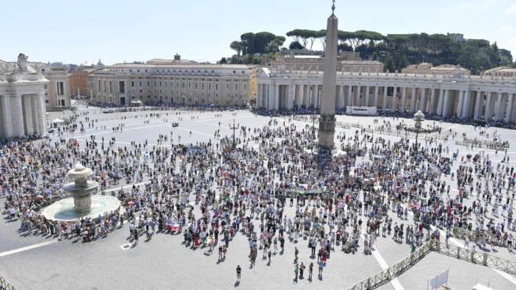 I fedeli in Piazza San Pietro